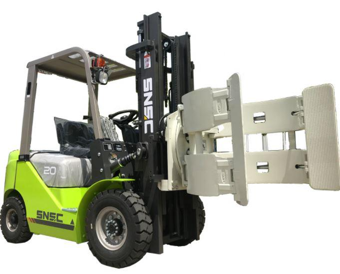 Empilhadeira Clamp é equipada com o acessórios tipo garras para bobinas, fardos, tambores e pneus.