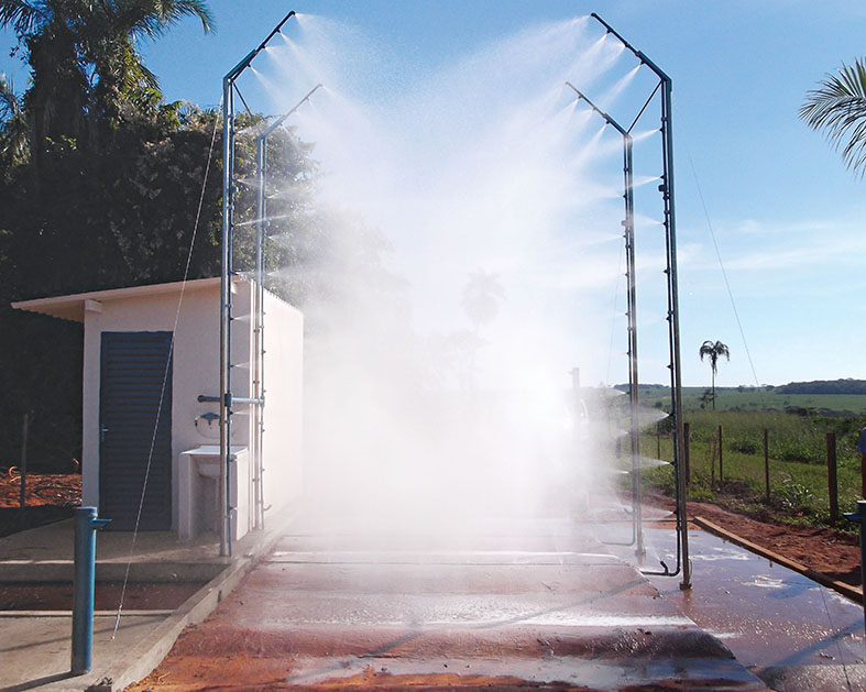 O arcoluvio é um equipamento que utiliza um sistema de pulverização para aplicar um produto sanitizante sobre a superfície externa de veículos, eliminando uma variedade de microrganismos, como bactérias, vírus e fungos.